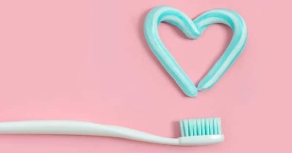 limpiar converse blancas con pasta de dientes